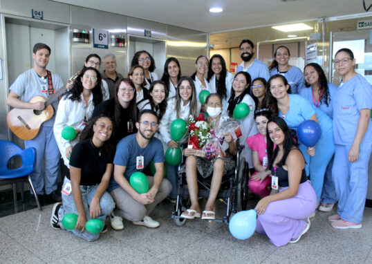 Com direito a homenagem, aplausos e muita emoção, a alta de Ivonilda marcou o encerramento de uma longa jornada de superação e cuidado multiprofissional no ICTDF.