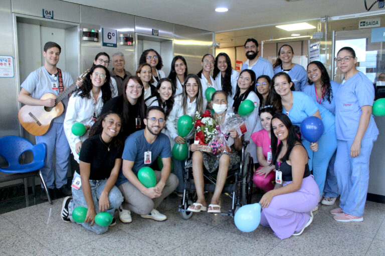 Após 9 meses de luta, paciente transplantada emociona equipe do ICTDF ao receber alta hospitalar