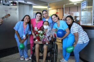 Com direito a homenagem, aplausos e muita emoção, a alta de Ivonilda marcou o encerramento de uma longa jornada de superação e cuidado multiprofissional no ICTDF.