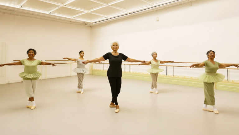 Aos 100 Anos, professora de balé transforma vidas de idosas no Chile